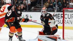 Brankář Lukáš Dostál v NHL nezabránil porážce Anaheimu proti Calgary