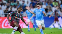 Fotbalisté Marlon z Fluminense a Julian Alvaréz z Machesteru City ve vzájemném souboji