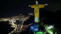 V Riu de Janeiro pomocí světel „oblékli“ do Pelého reprezentačního dresu s číslem 10 ikonickou sochu Krista Spasitele.