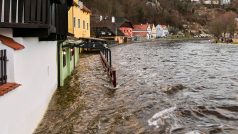 Na třetím povodňovém stupni byla řeka v Krumlově od 28. prosince