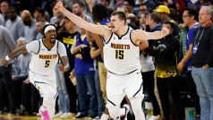 Basketbalista Nikola Jokić (číslo 15) slaví se spoluhráči vítězství nad Golden State