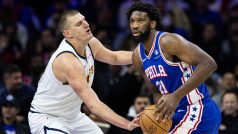 Basketbalisté Nikola Jokić a Joel Embiid ve vzájemném souboji