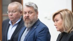 Jan Richter (uprostřed) na tiskové konferenci hnutí ANO 2011