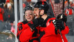 Ondřej Palát (vlevo) se raduje se spoluhráčem z New Jersey Devils