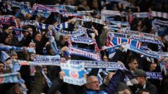 Fanoušci Hansy Rostock v zápase s Hamburkem