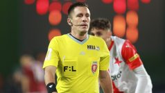 Rozhodčí Ondřej Pechanec v pražském derby