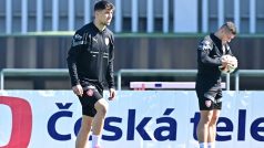 Adam Gabriel (vlevo) na reprezentačním srazu českých fotbalistů před přípravným duelem proti Norsku