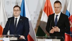 Český ministr zahraničí Jan Lipavský (Piráti) a jeho maďarský protějšek Péter Szijjártó na tiskové konferenci po jednání Visegrádské skupiny v Praze