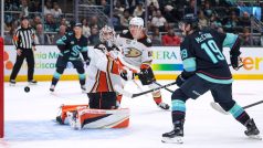 Brankář Anaheim Ducks Lukáš Dostál sleduje, jak se gól Andre Burakovského (není vidět) ze Seattlu Kraken odráží od branky