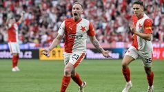 Záložník Petr Ševčík a útočník Matěj Jurásek se radují ze vstřelené branky