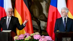 Německý prezident Frank-Walter Steinmeier (vlevo), který zahájil dvoudenní oficiální návštěvu ČR, hovoří na tiskové konferenci po setkání s českým prezidentem Petrem Pavlem (vpravo)