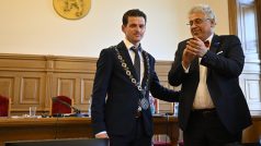 Novým primátorem se stal dosavadní první náměstek Jiří Bouška z ANO (vlevo). Podle koaliční dohody z podzimu 2022 ve funkci primátora vystřídal Raduana Nwelatiho z ODS (vpravo), který vedl město od roku 2006