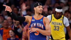 Josh Hart z New Yorku slaví koš, v pozadí Myles Turner z Indiany