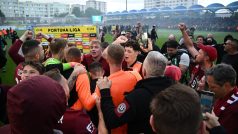 Fotbalisté Sparty slavili zisk titulu ihned na hrací ploše stadionu v Mladé Boleslavi