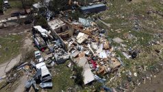 Zničené domy po smrtícím tornádu, které se přehnalo v noci na neděli 26. května 2024 ve Valley View v Texasu. Silné bouře zanechaly v neděli v Texasu, Oklahomě a Arkansasu rozsáhlou zkázu poté, co zničily domy a zničily zastávku pro kamiony, kde se řidiči ukrývali během posledního smrtícího počasí, které zasáhlo centrální část USA.