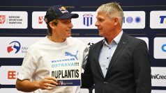 Tyčkař Armand Duplantis a ředitel Zlaté tretry Jan Železný.