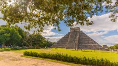 Pohled na mayskou zříceninu El Castillo (Kukulkánova pyramida) v Chichén Itzá