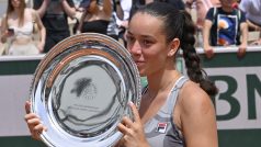 Tereza Valentová s trofejí pro vítězku juniorského turnaje Roland Garros