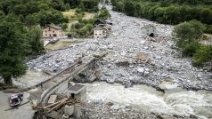 Záchranář prohledávají trosky na místě sesuvu půdy způsobeného nepříznivým počasím a silným deštěm v údolí Misox v obci Sorte, Lostallo, jižní Švýcarsko. Jeden člověk byl nalezen mrtvý a dva další se stále pohřešují, 23. června 2024
