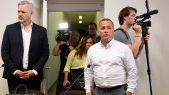 Obžalovaný muž Václav Socher (vpravo), který podle obžaloby v centru Prahy ublížil řidičce auta, čeká na začátek jednání u Obvodního soudu pro Prahu 1, 26. června 2024, Praha. Vlevo je jeho právní zástupce.