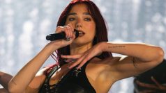 Zpěvačka Dua Lipa na festivalu v Glastonbury