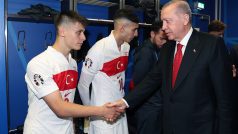 Arda Güler si podává ruku s tureckým prezidentem Recepem Tayyip Erdogan