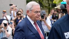 Americký senátor Bob Menendez u soudu v New Yorku