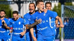 Mladoboleslavský Daniel Mareček slaví se spoluhráči vstřelenou branku. Proti Slovácku zaznamenal hattrick