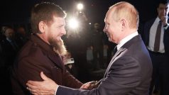 Hlava Čečenské republiky Ramzan Kadyrov (vlevo) vítá ruského prezidenta Vladimira Putina při příjezdu do Grozného