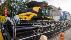 Kombajn CR11 firmy New Holland, který dokáže sklidit až 100 tun obilí za hodinu. Žací lišta kombajnu může měřit až 18 metrů. Na celém světě zatím jezdí 15 těchto nejvýkonnějších strojů vybavených různými čidly a GPS navigací.