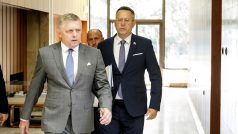 Premiér Robert Fico následovaný ministrem financí Ladislavem Kamenickým (oba Směr)