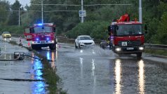 Hasiči odčerpávají vodu ze silnice v městské části Brna Židenice