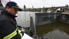 Hasiči uzavřeli bezpečnostní protipovodňová vrata na Čertovce z důvodu stoupající hladiny Vltavy v hlavním městě