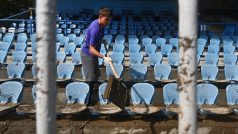 Dobrovolník uklízející škody po povodních na opavském stadionu