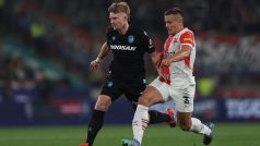 Plzeňský Pavel Šulc v souboji o míč s Tomášem Holešem ze Slavie