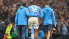 Zraněný Rodri z Manchesteru City v péči lékařů během zápasu s Arsenalem