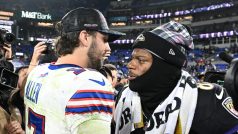 Hlavní kandidáti na ocenění MVP základní části NFL Josh Allen a Lamar Jackson po vzájemném utkání