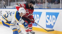 Slovenský útočník Tomáš Tatar z New Jersey Devils bojuje o puk v zápase proti Buffalu Sabres