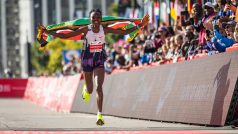Maratonská běžkyně Ruth Chepngetichová z Keni v cílové rovince závodu v Chicagu v roce 2024, kde stanovila tehdejší světový rekord