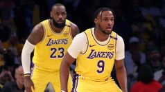 Basketbalisté Lebron James (v pozadí) a Bronny James v dresu Los Angeles Lakers