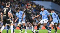 Victor Olatunji v souboji s několika hráči Manchesteru City