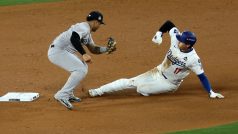 Šohei Ohtani v závěru sedmé směny při pokusu o krádež mety