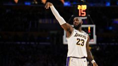 LeBron James v dresu Los Angeles Lakers