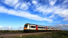 Vlak společnosti Greater Anglia projíždějící hrabstvím Cambridgeshire v Anglii