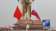 Čínská a slovenská vlajka u Zakázaného města v Pekingu