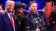 Elon Musk se zvoleným prezidentem Donaldem Trumpem a zpěvákem Kidem Rockem na zápase UFC v newyorské Madison Square Garden (16. listopadu 2024)