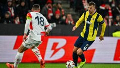 Útočník Fenerbahce Edin Džeko v zápase Evropské ligy proti Janu Bořilovi