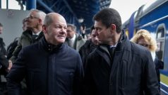 Kancléř Olaf Scholz přijel na hlavní nádraží v Kyjevě. Vítá ho náměstek ministra zahraničních věcí Oleksandr Miščenko