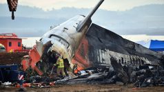 Při nehodě letounu společnosti Jeju Air v Muanu přišlo o život 179 ze 181 lidí na palubě