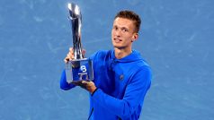 Český tenista Jiří Lehečka s trofejí pro vítěze turnaje ATP v Brisbane